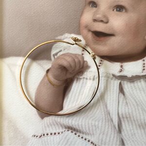 Vintage child’s bracelet with a small flower